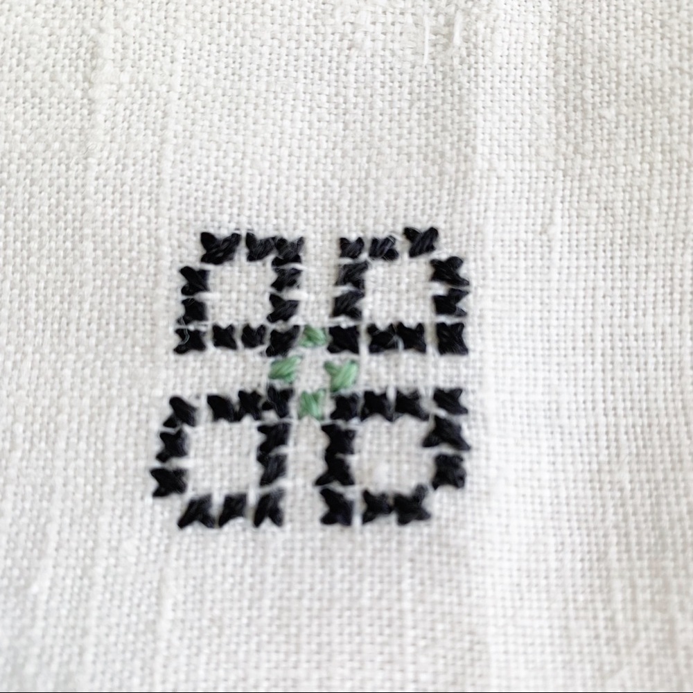𝅺VINTAGE Needlepoint Table Cloth Runner - Picture 5 of 6